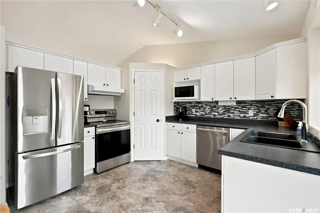 526 Mcwillie Avenue Saskatoon SK S7S 1B6
