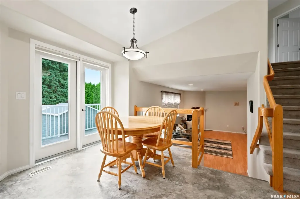 526 Mcwillie Avenue Saskatoon SK S7S 1B6