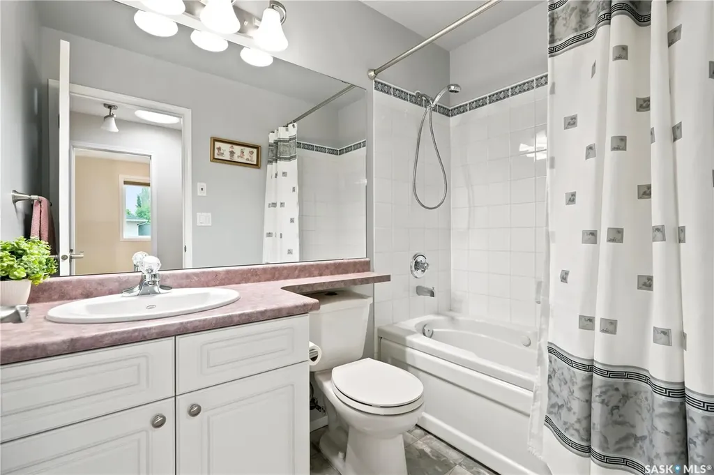 526 Mcwillie Avenue Saskatoon SK S7S 1B6