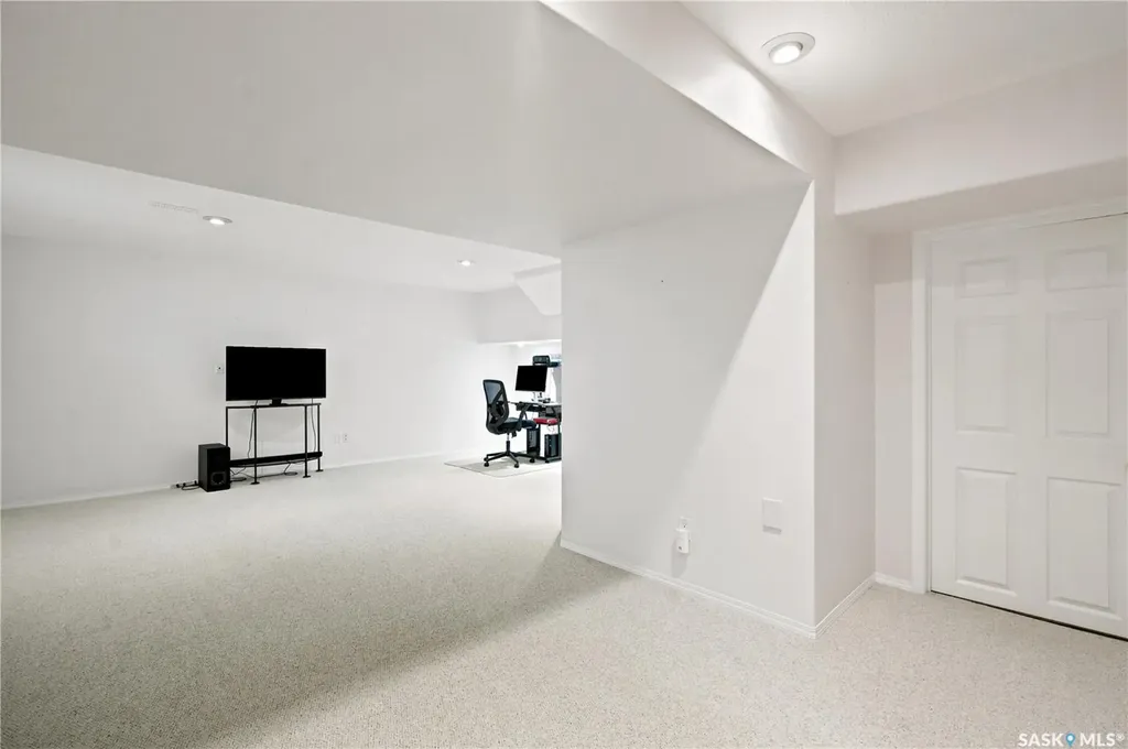 526 Mcwillie Avenue Saskatoon SK S7S 1B6