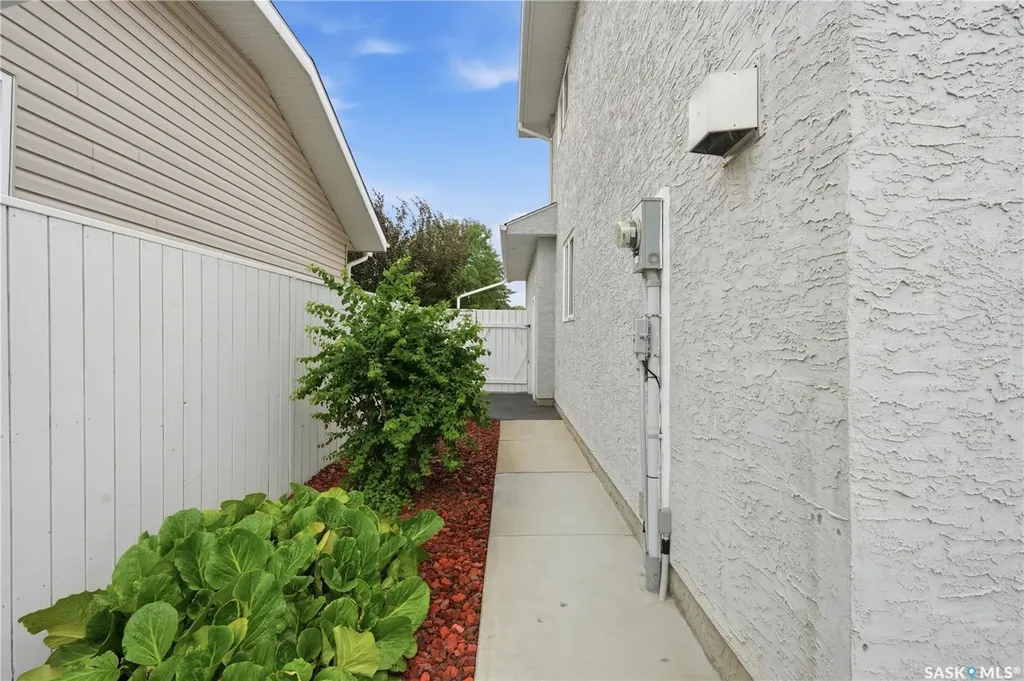 526 Mcwillie Avenue Saskatoon SK S7S 1B6