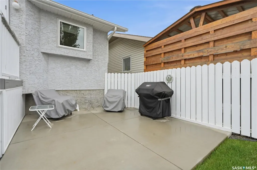 526 Mcwillie Avenue Saskatoon SK S7S 1B6