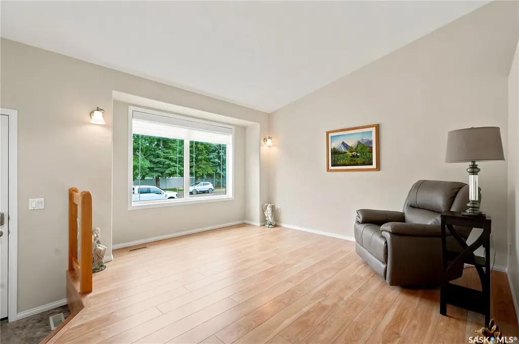 526 Mcwillie Avenue Saskatoon SK S7S 1B6
