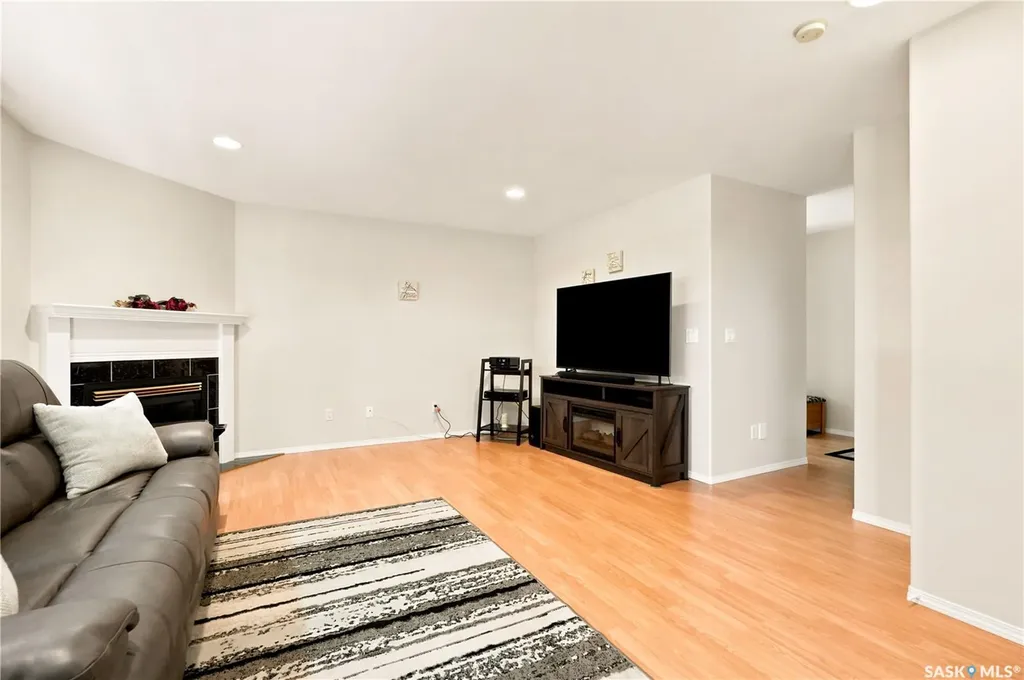 526 Mcwillie Avenue Saskatoon SK S7S 1B6