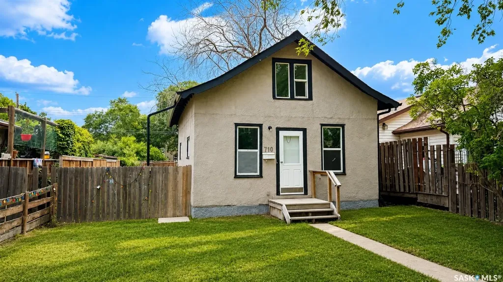 710 M Avenue S Saskatoon SK S7M 2L3