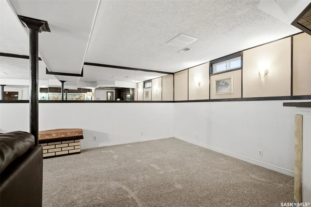825 Shannon Road Regina SK S4S 5K1