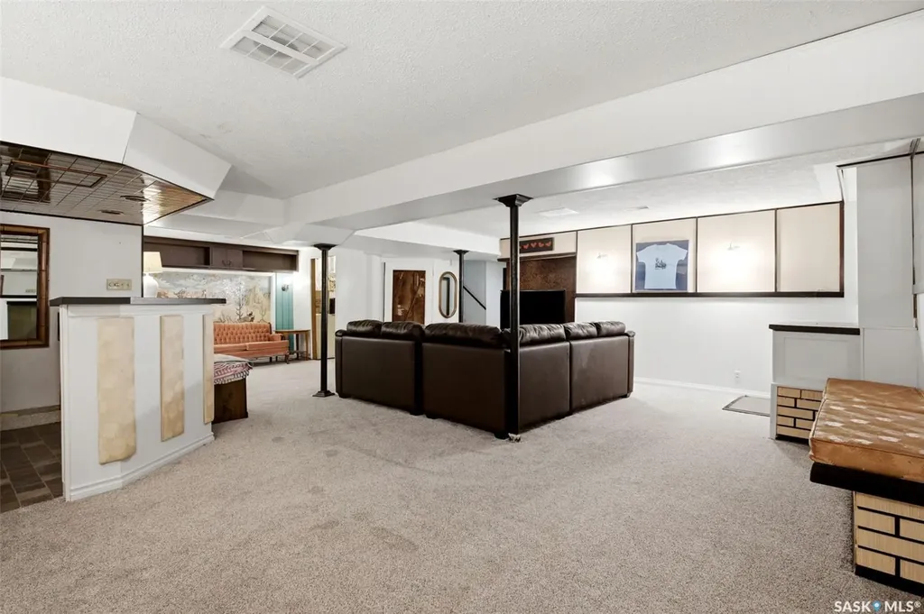 825 Shannon Road Regina SK S4S 5K1