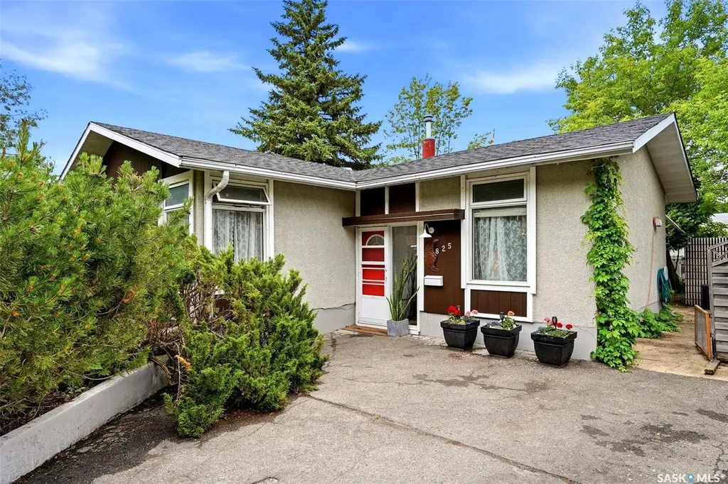 825 Shannon Road Regina SK S4S 5K1