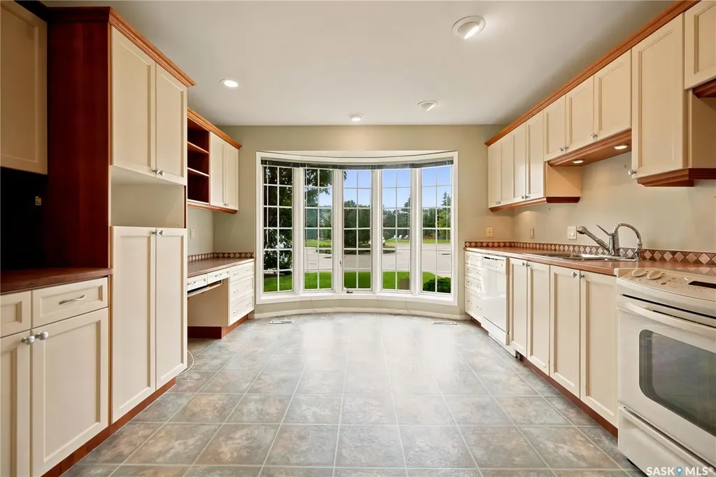 18 Lakeview Place Regina SK S4S 7B5