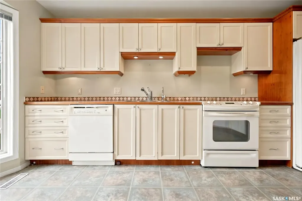 18 Lakeview Place Regina SK S4S 7B5