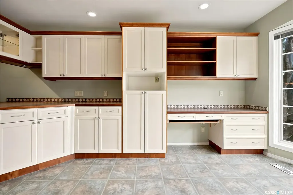 18 Lakeview Place Regina SK S4S 7B5