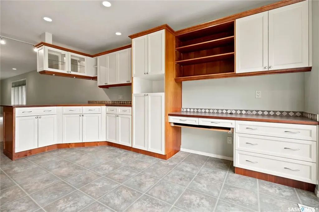 18 Lakeview Place Regina SK S4S 7B5