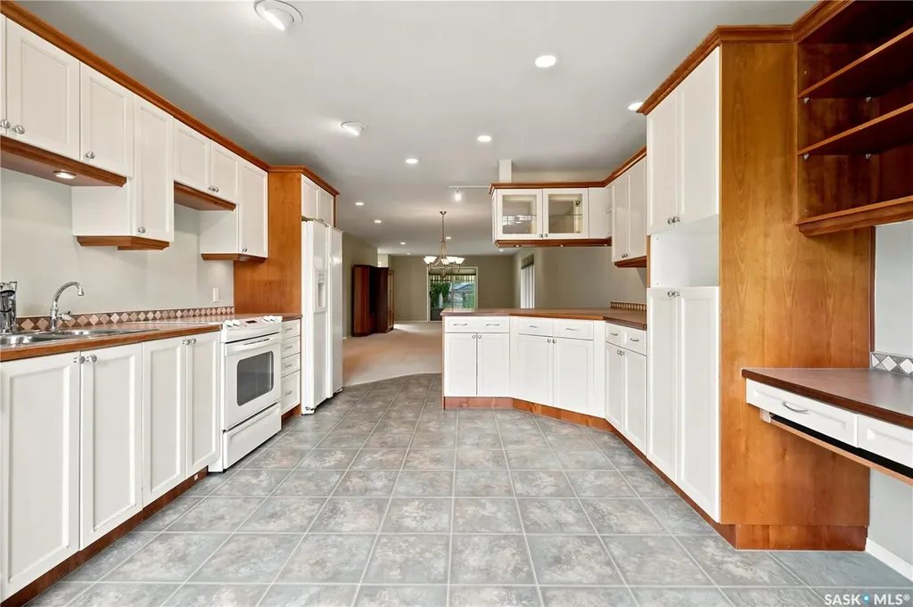 18 Lakeview Place Regina SK S4S 7B5
