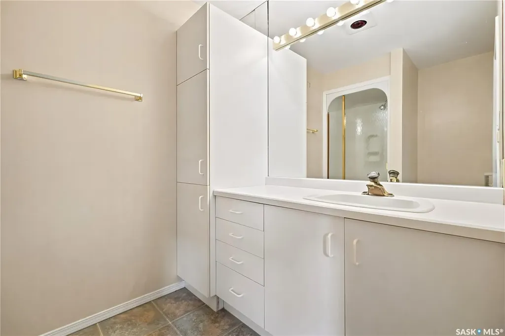 18 Lakeview Place Regina SK S4S 7B5