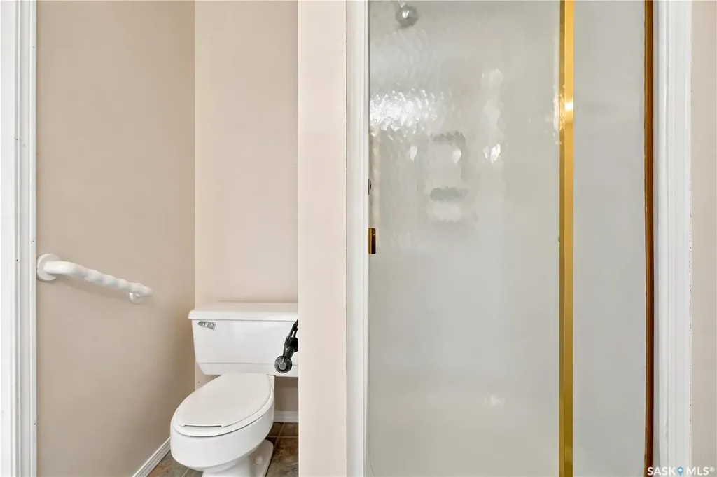 18 Lakeview Place Regina SK S4S 7B5