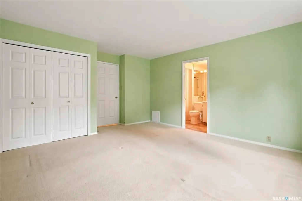 18 Lakeview Place Regina SK S4S 7B5