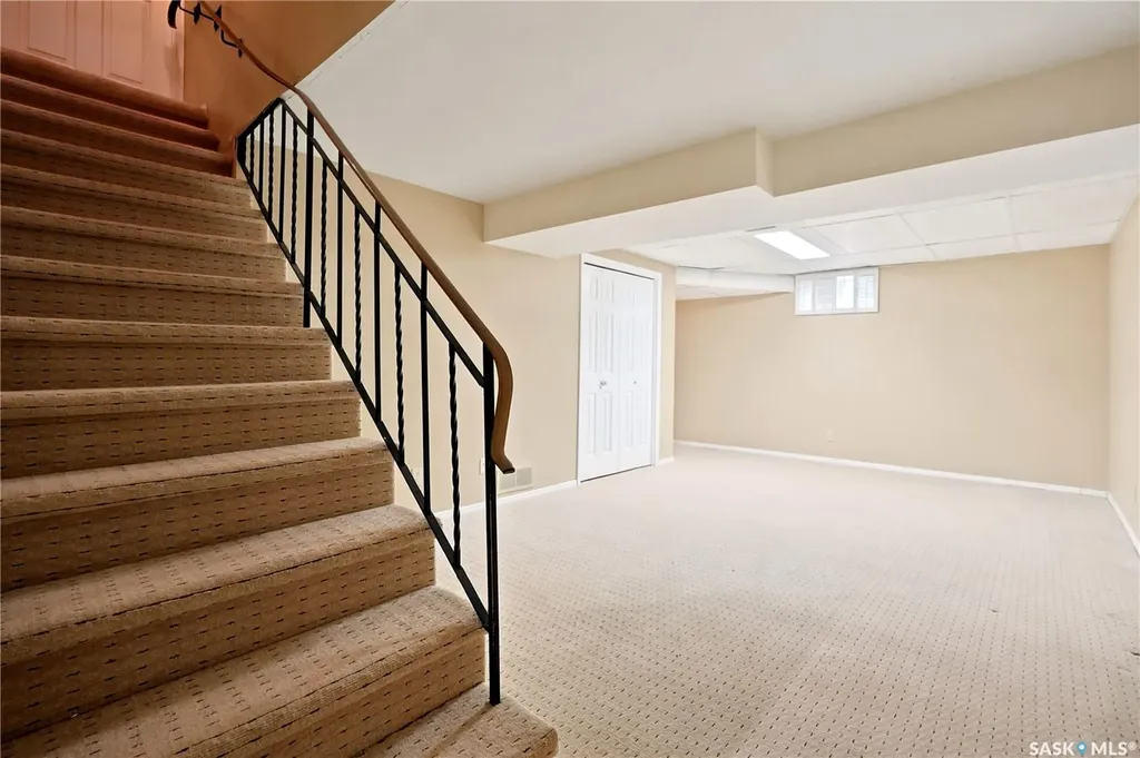 18 Lakeview Place Regina SK S4S 7B5
