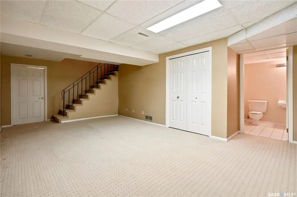 18 Lakeview Place Regina SK S4S 7B5