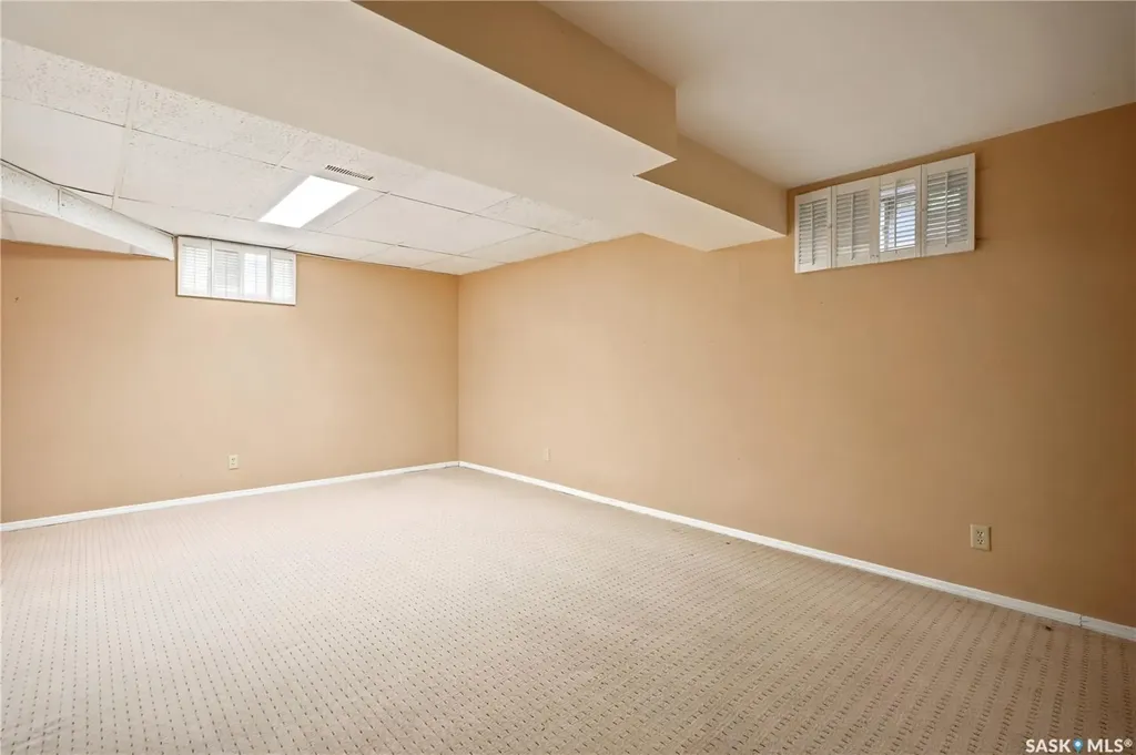 18 Lakeview Place Regina SK S4S 7B5