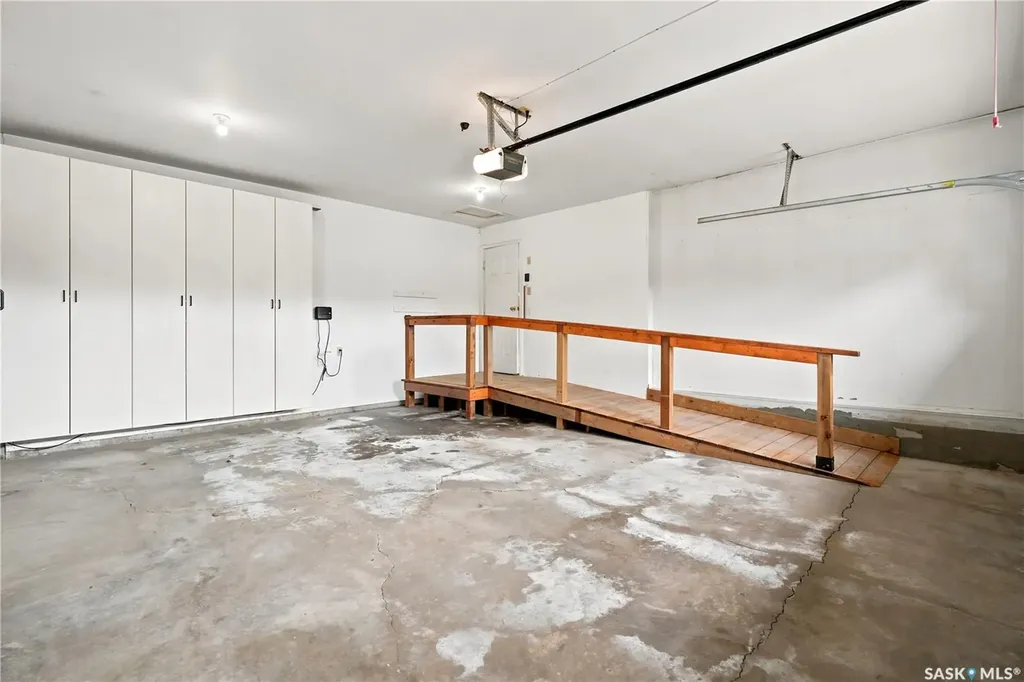 18 Lakeview Place Regina SK S4S 7B5