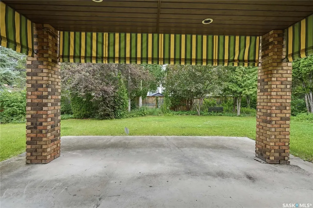 18 Lakeview Place Regina SK S4S 7B5