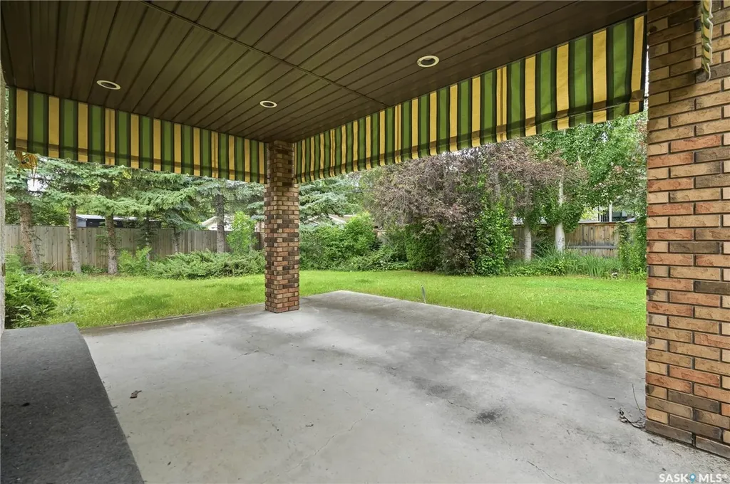 18 Lakeview Place Regina SK S4S 7B5