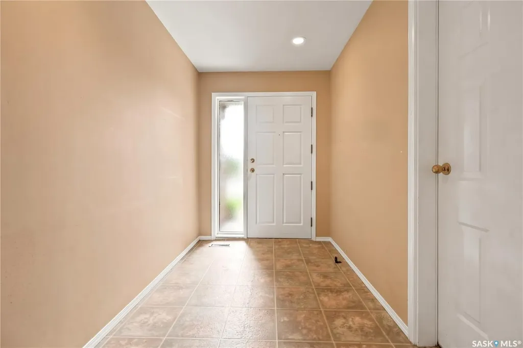18 Lakeview Place Regina SK S4S 7B5