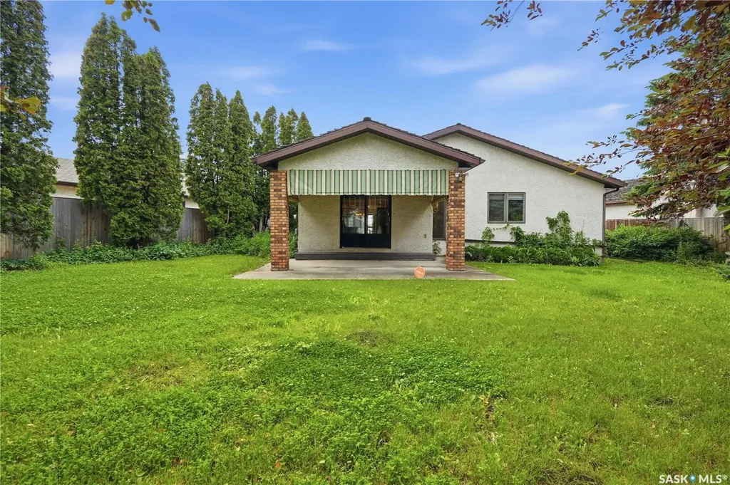 18 Lakeview Place Regina SK S4S 7B5
