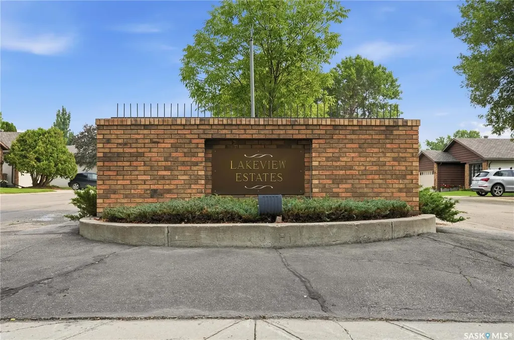 18 Lakeview Place Regina SK S4S 7B5