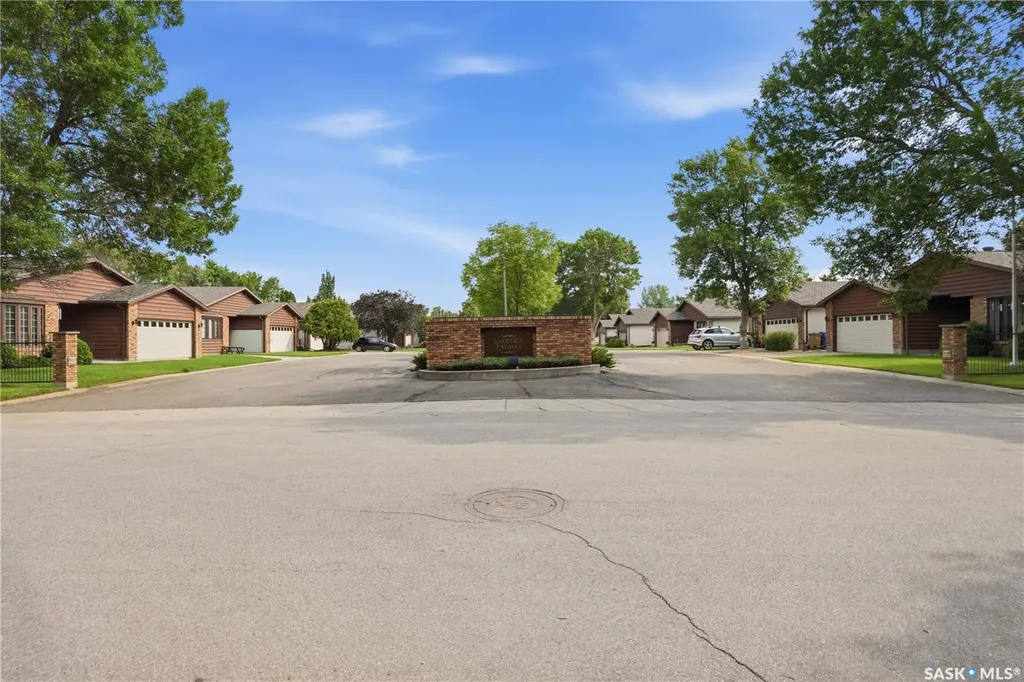 18 Lakeview Place Regina SK S4S 7B5