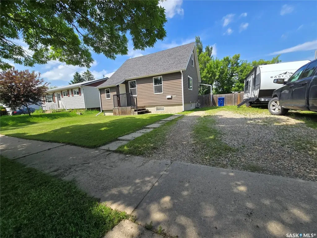 107 9th Avenue S Weyburn SK S4H 1Z6
