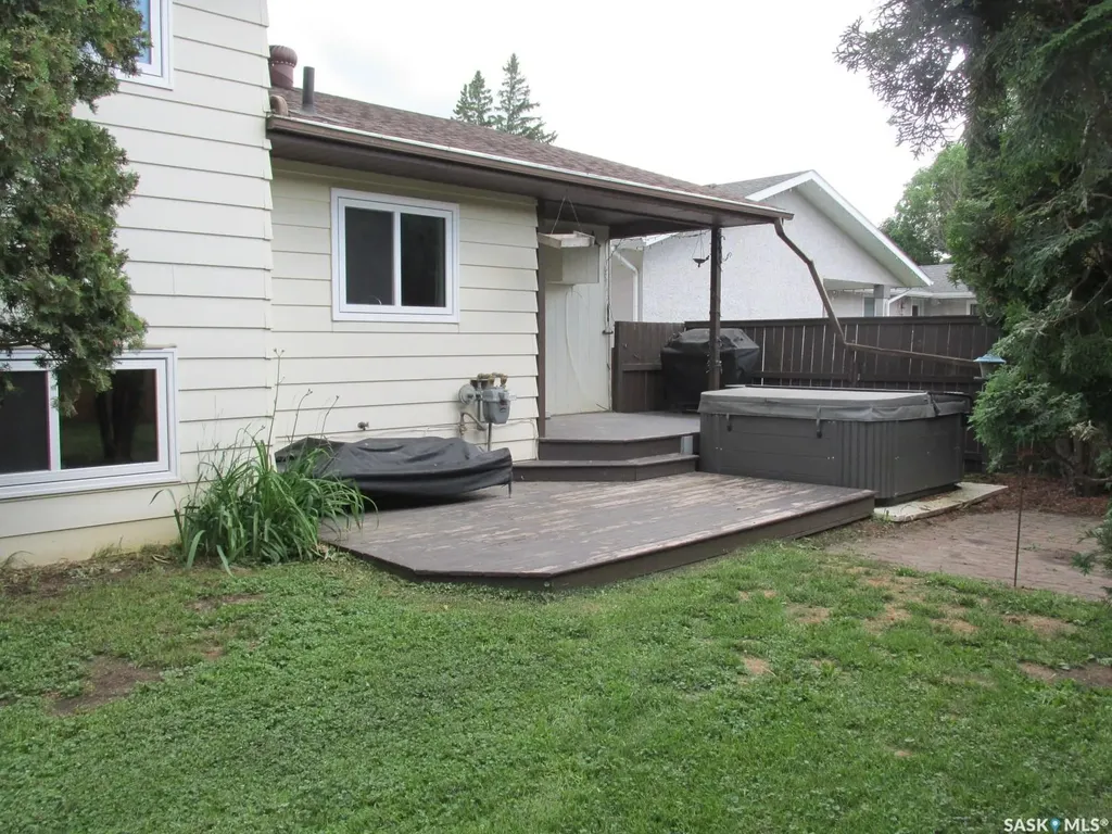 904 Centre Street Nipawin SK S0E 1E0