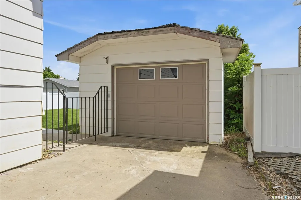 1388 Prince Crescent Moose Jaw SK S6H 6E5