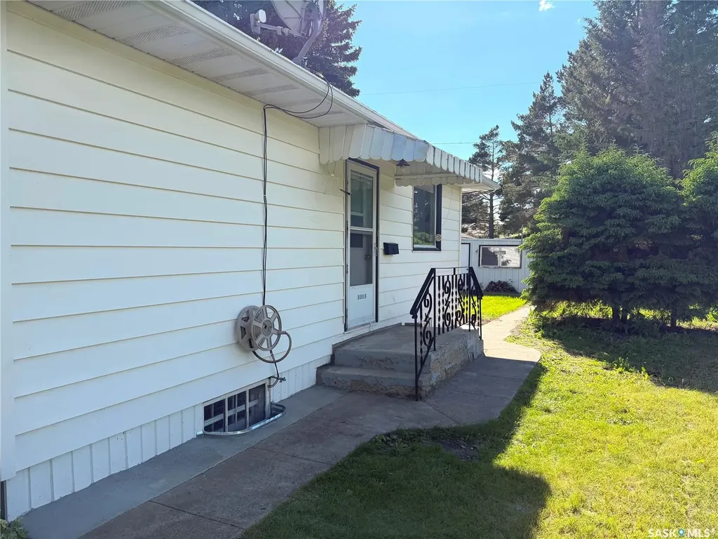 206 Watson Street Lipton SK S0G 3B0