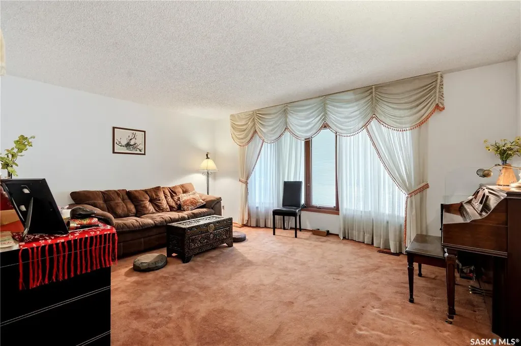 211 Keeley Crescent Saskatoon SK S7J 4B9