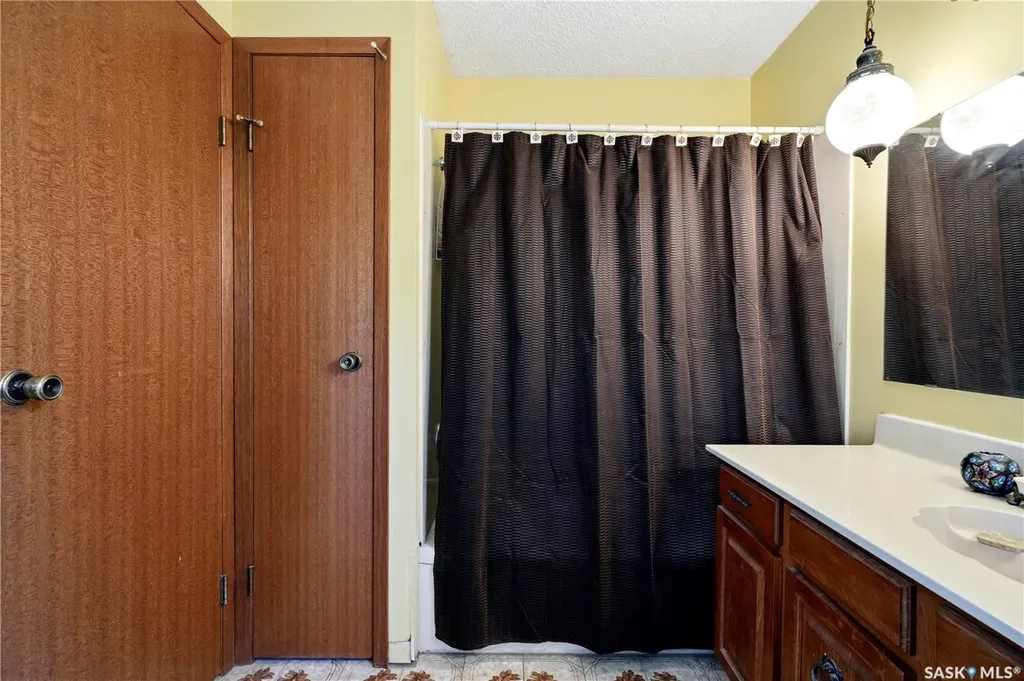 211 Keeley Crescent Saskatoon SK S7J 4B9