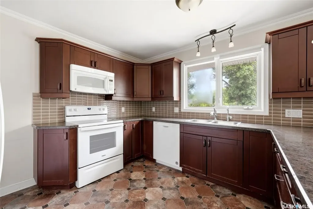 10 Lamont Crescent Regina SK S4S 4A4