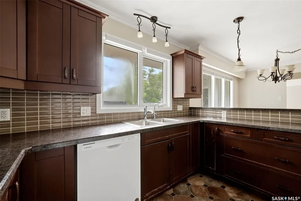 10 Lamont Crescent Regina SK S4S 4A4