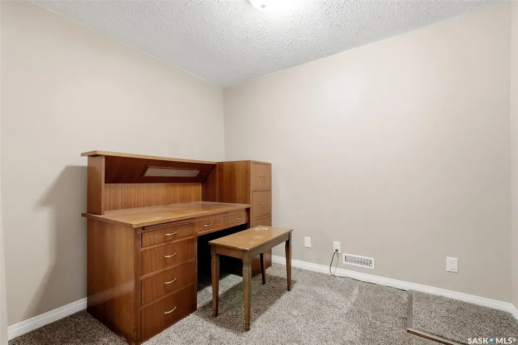 10 Lamont Crescent Regina SK S4S 4A4