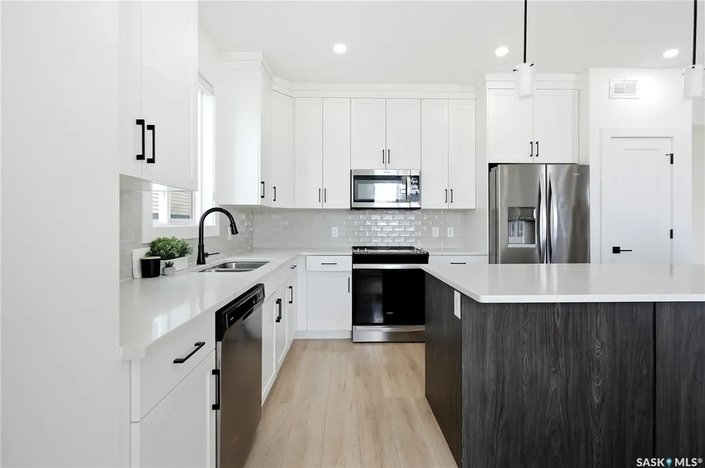 916 Feheregyhazi Boulevard Saskatoon SK S7W 1E1