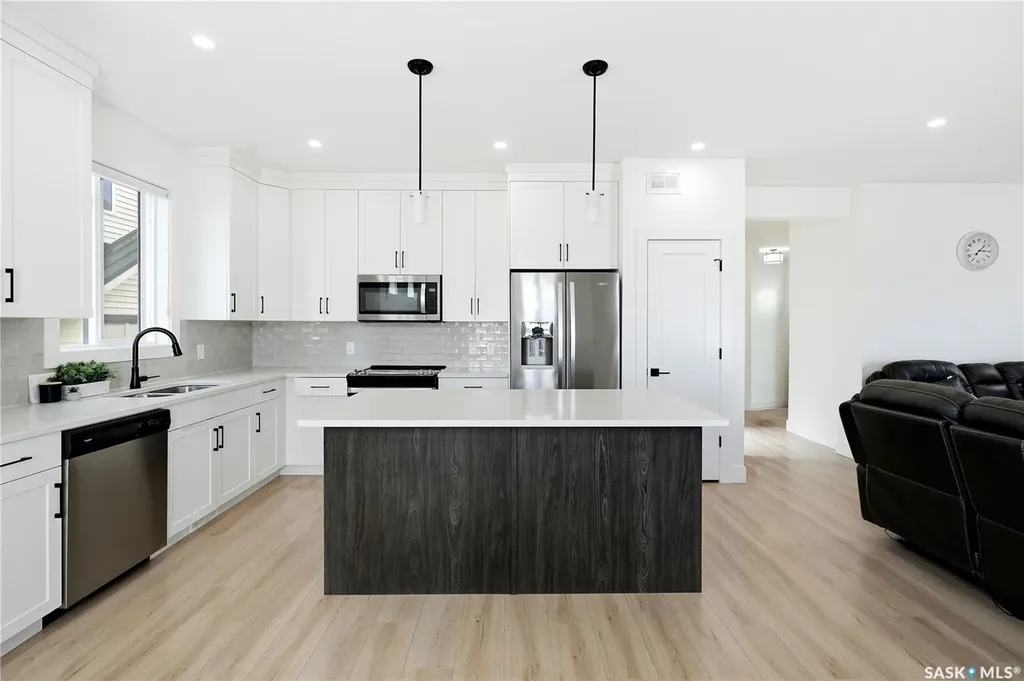 916 Feheregyhazi Boulevard Saskatoon SK S7W 1E1