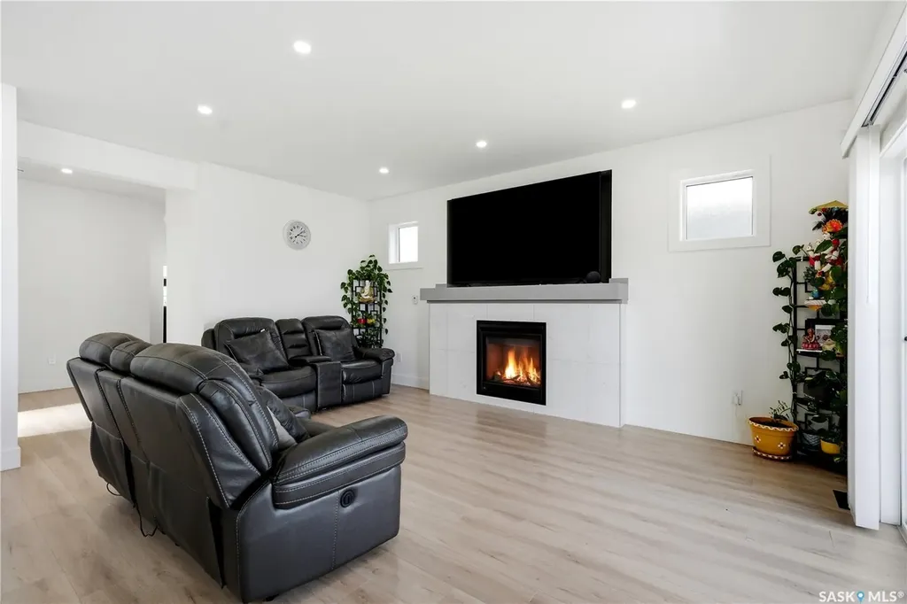 916 Feheregyhazi Boulevard Saskatoon SK S7W 1E1