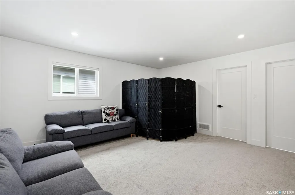 916 Feheregyhazi Boulevard Saskatoon SK S7W 1E1