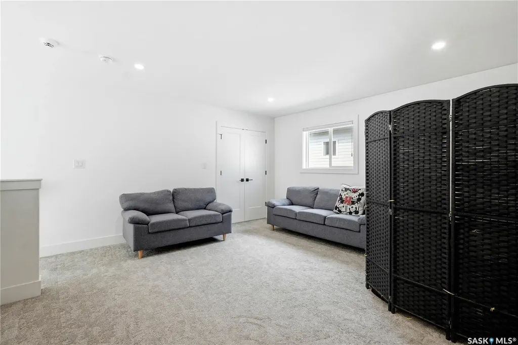 916 Feheregyhazi Boulevard Saskatoon SK S7W 1E1