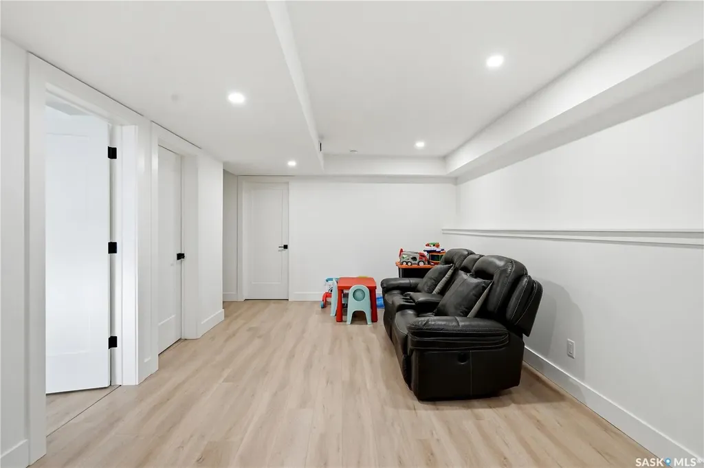 916 Feheregyhazi Boulevard Saskatoon SK S7W 1E1