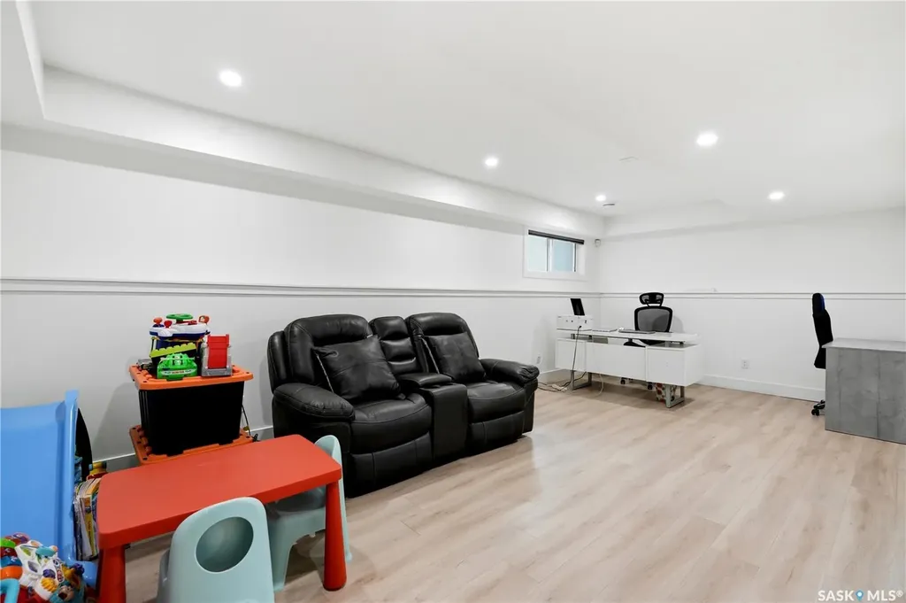 916 Feheregyhazi Boulevard Saskatoon SK S7W 1E1