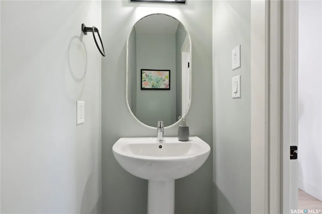 916 Feheregyhazi Boulevard Saskatoon SK S7W 1E1
