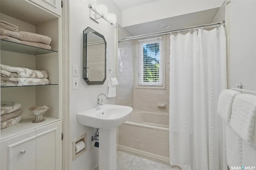 201 Garrison Crescent Saskatoon SK S7H 2Z7