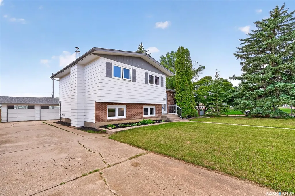 1343 Stadacona Street W Moose Jaw SK S6H 6L4
