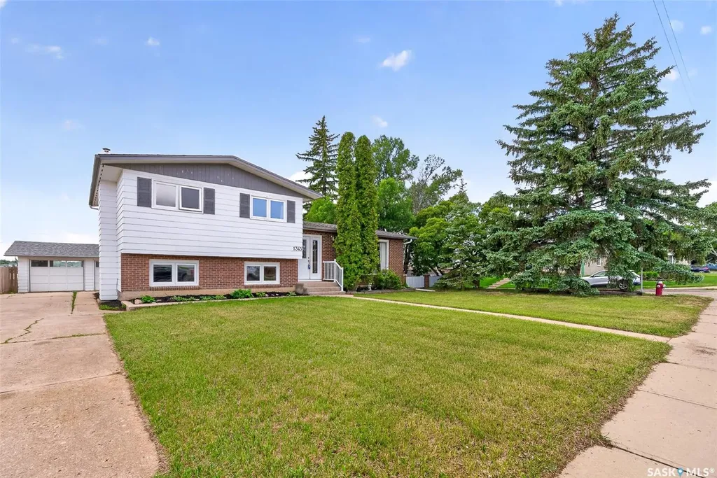 1343 Stadacona Street W Moose Jaw SK S6H 6L4